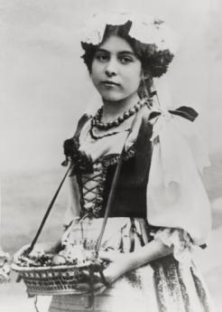 Heartfield's mother, Alice Herzfeld (née Stolzenberg) (1867-1911), undated. Photo: Akademie der Künste, Berlin, JHA 595/11.3.3