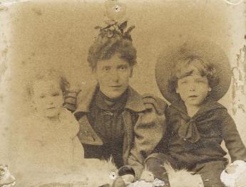 Hellmuth with his sister Hertha and his mother, 1895. Photo: Akademie der Künste, Berlin, JHA 595/11.3.1.