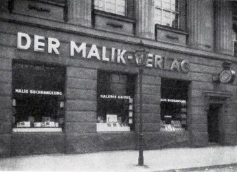 Malik-Buchhandlung mit der Galerie Grosz, Berlin, Köthener Straße 38, ca. 1924. Foto aus: Der Malik-Verlag, 1916–1947. Berlin 1966, S. 35, Akademie der Künste, Berlin, NB jh 507