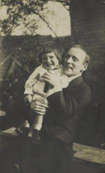 John Heartfield with his son Tom, Berlin, ca. 1920. Photo: Akademie der Künste, Berlin, JHA 600/16.3.13.