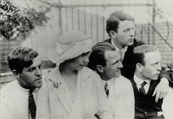 Wieland Herzfelde, Eva und George Grosz, Rudolf Schlichter und John Heartfield, Berlin,1921. Foto: Akademie der Künste, Berlin, JHA 607/23.1.5.