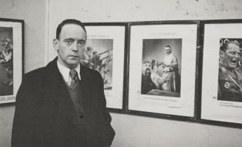 John Heartfield in seinem Ausstellungs-Raum im Kunstverein Mánes, Prag, 1936. Foto: Akademie der Künste, Berlin, JHA 620/36.1.3.01.