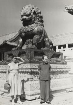 Gertrud und John Heartfield in der Verbotenen Stadt, Peking, 1957, Peking. Foto: The Siao Family, Bejing,  Akademie der Künste, Berlin, JHA 592/8.4.29.