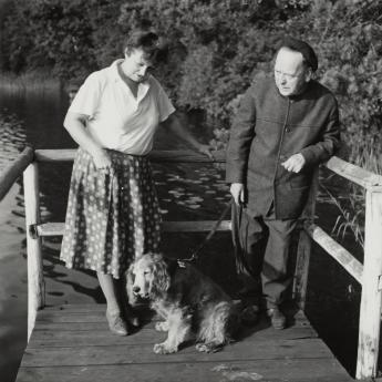 John und Gertrud Heartfield mit ihrem Hund Adam, Waldsieversdorf, 1967. Foto: Akademie der Künste, Berlin, JHA 599/15.1.5.