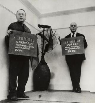 John Heartfield und Wieland Herzfelde in der Heartfield-Ausstellung „Stále jestj“ (Noch immer), Prag, 1964. Foto: Akademie der Künste, Berlin, JHA 596/12.5.2.