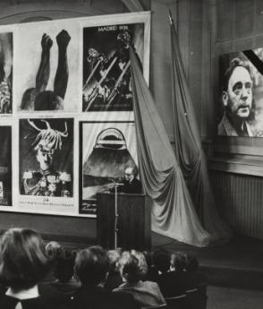 Wieland Herzfelde hält die Trauerrede auf seinen Bruder, Deutsche Akademie der Künste, 30. April 1968. Foto (Ausschnitt): Akademie der Künste, Berlin, JHA 611/27.1.13.